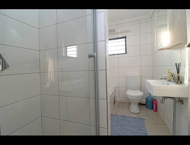 4 BEDROOM HOUSE FOR SALE IN COSMO CITY